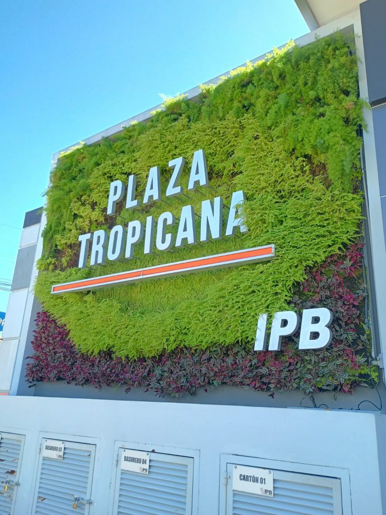 Plaza Tropicana